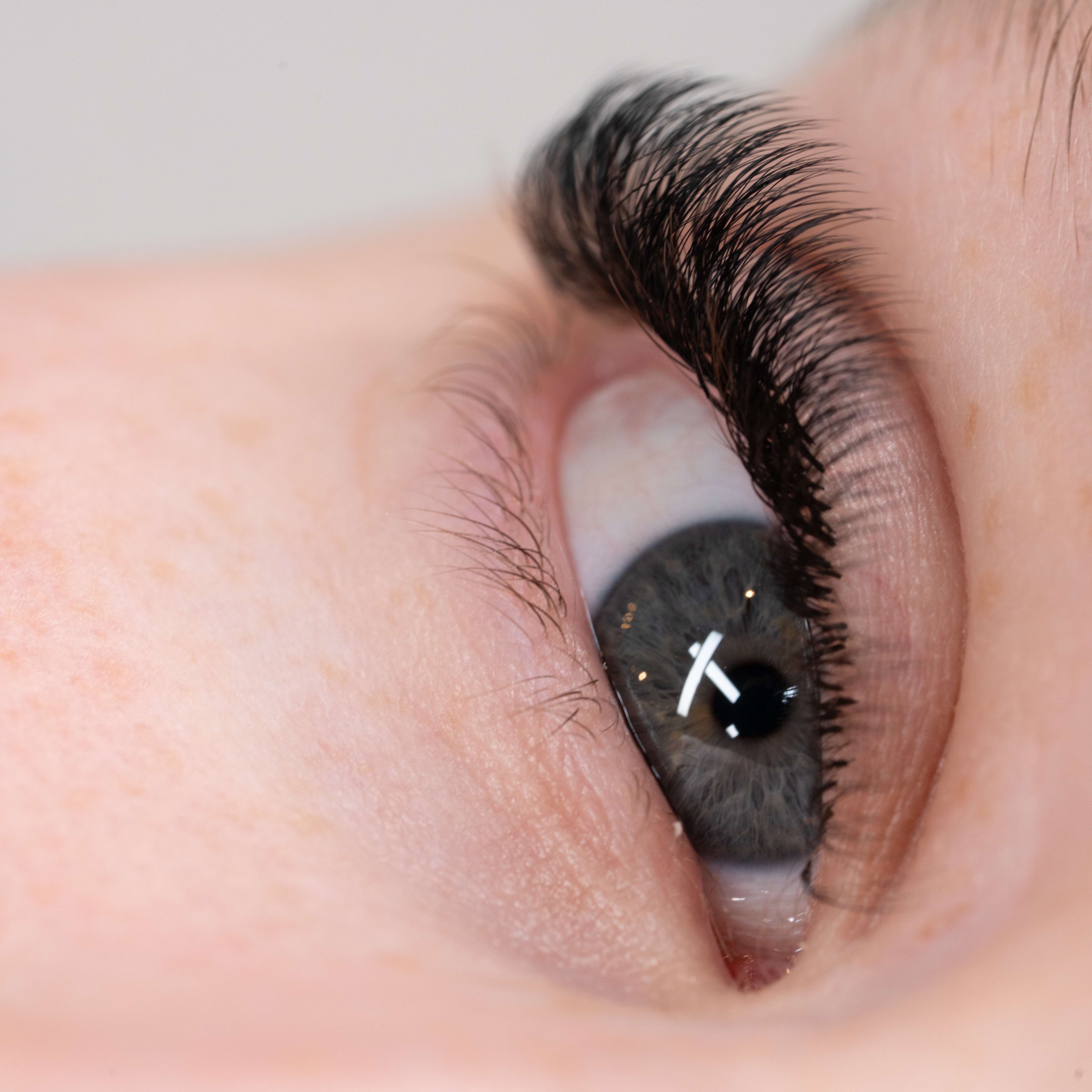 Nærbilde av et øye med naturlig volum-vippeextensions