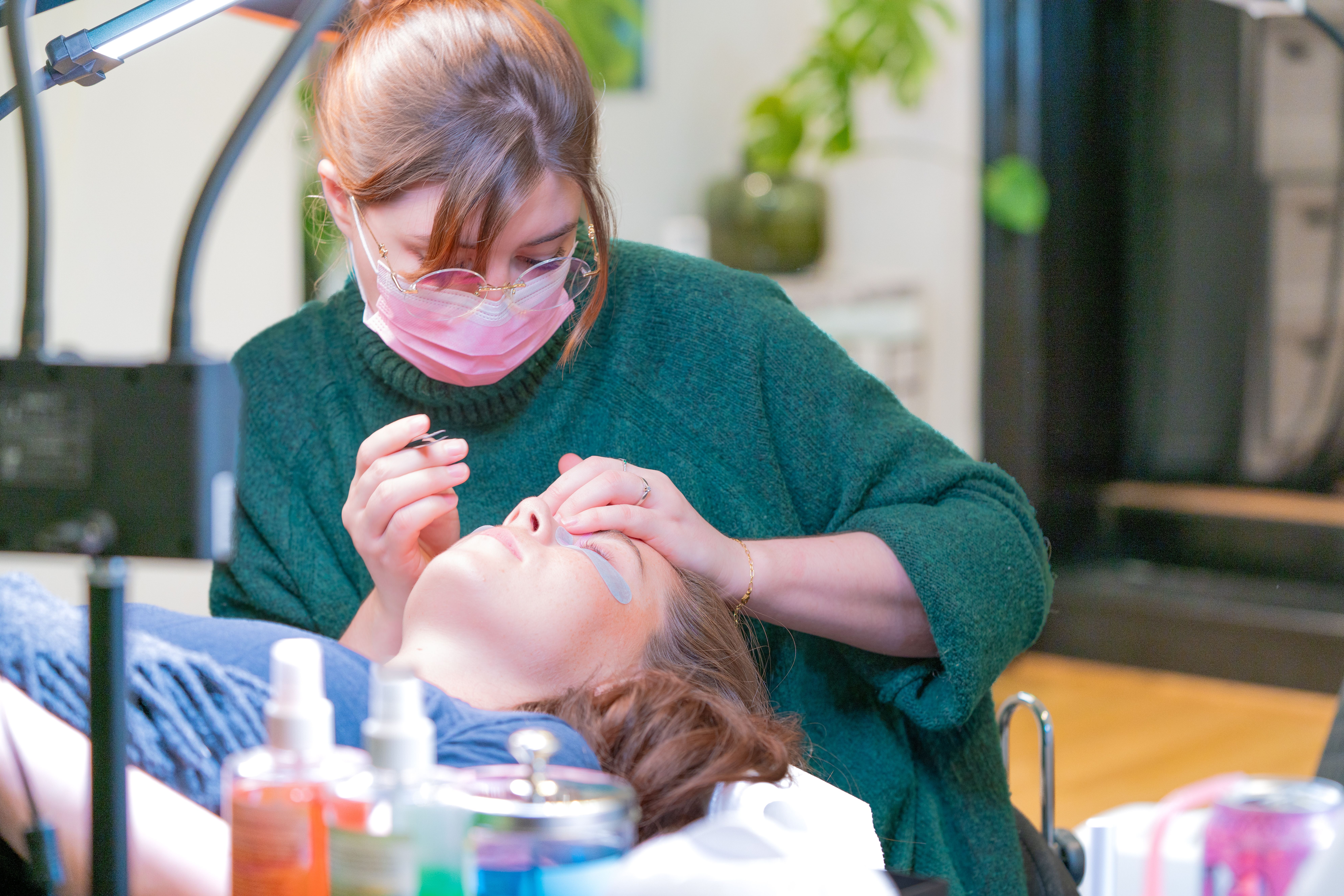 Bilde av Benedikte som utfører vippeløft på en kunde.