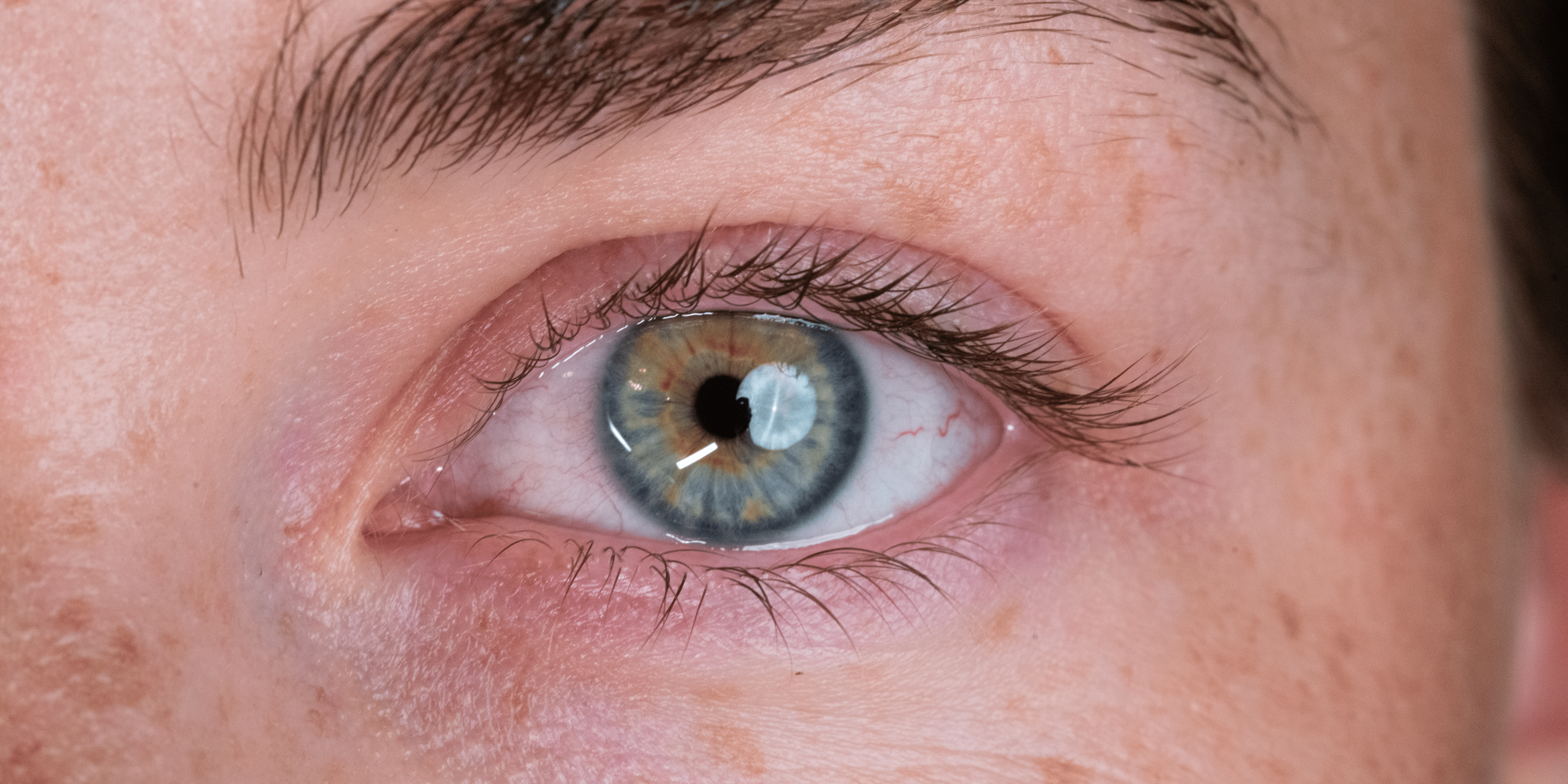 Nærbilde av et øye før det har fått vippeløftbehandling